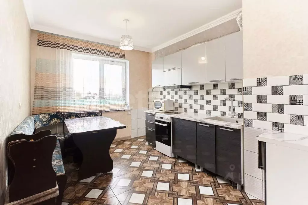 3-к кв. Тюменская область, Тюмень ул. Мельникайте, 136 (63.7 м) - Фото 0