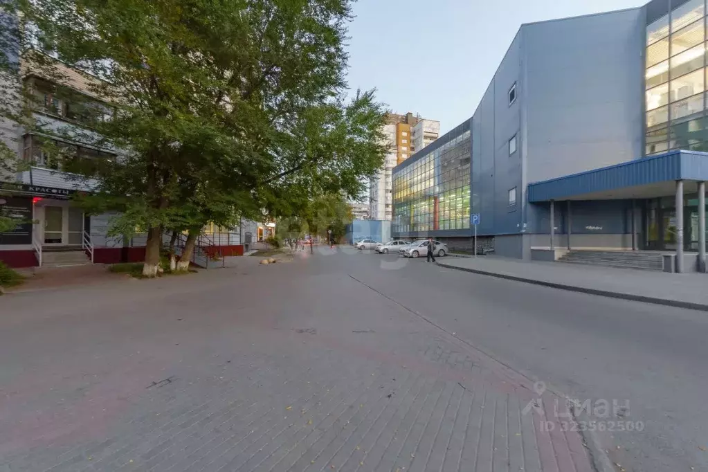 Торговая площадь в Тюменская область, Тюмень ул. Мельникайте, 135 (84 ... - Фото 1