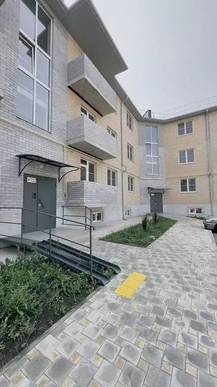 2-к кв. Краснодарский край, Кореновск ул. Таманская, 3к1 (79.0 м) - Фото 0