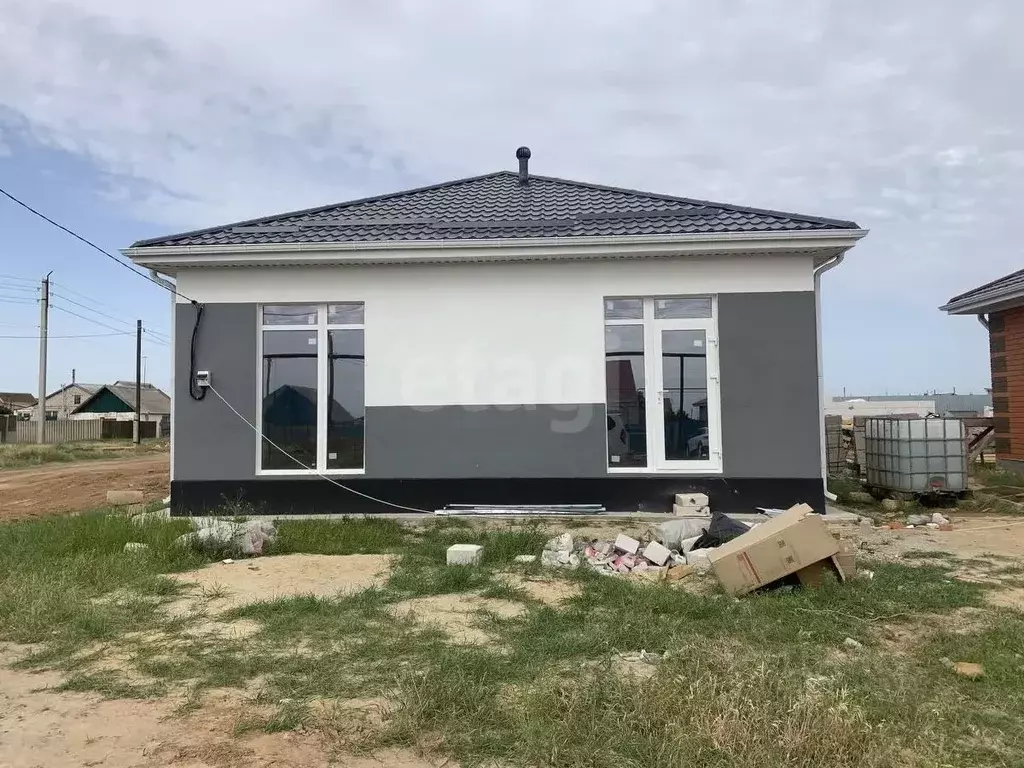 Дом в Калмыкия, Целинный район, с. Троицкое ул. Ахматовой, 11 (100 м) - Фото 0