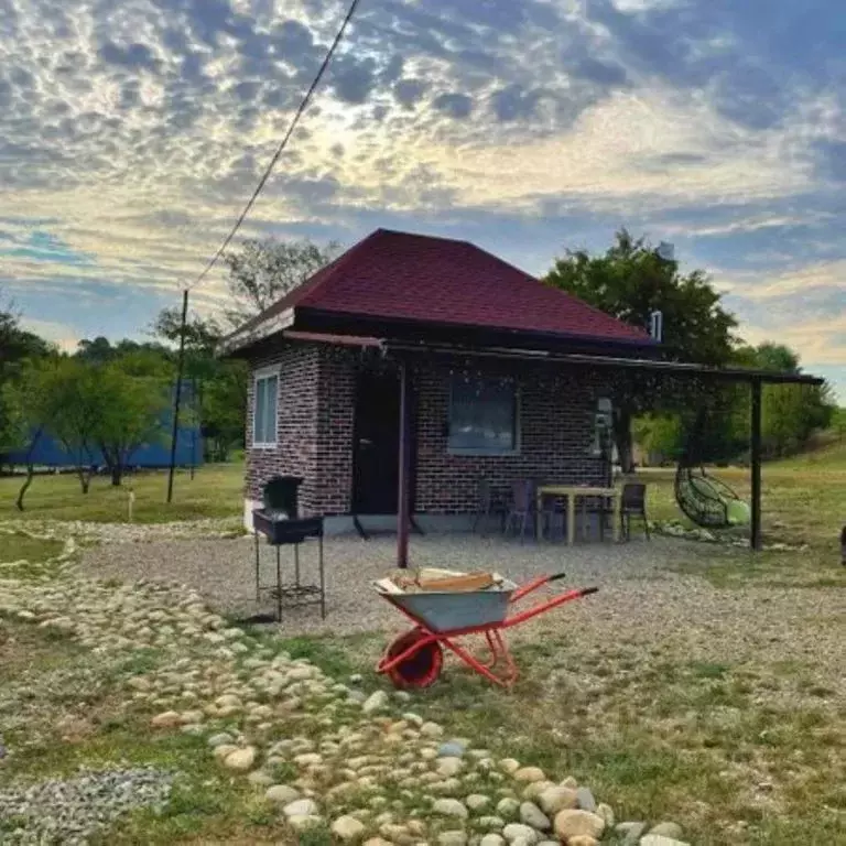 Дом в Краснодарский край, Мостовский район, Краснокутское с/пос, пос. ... - Фото 1