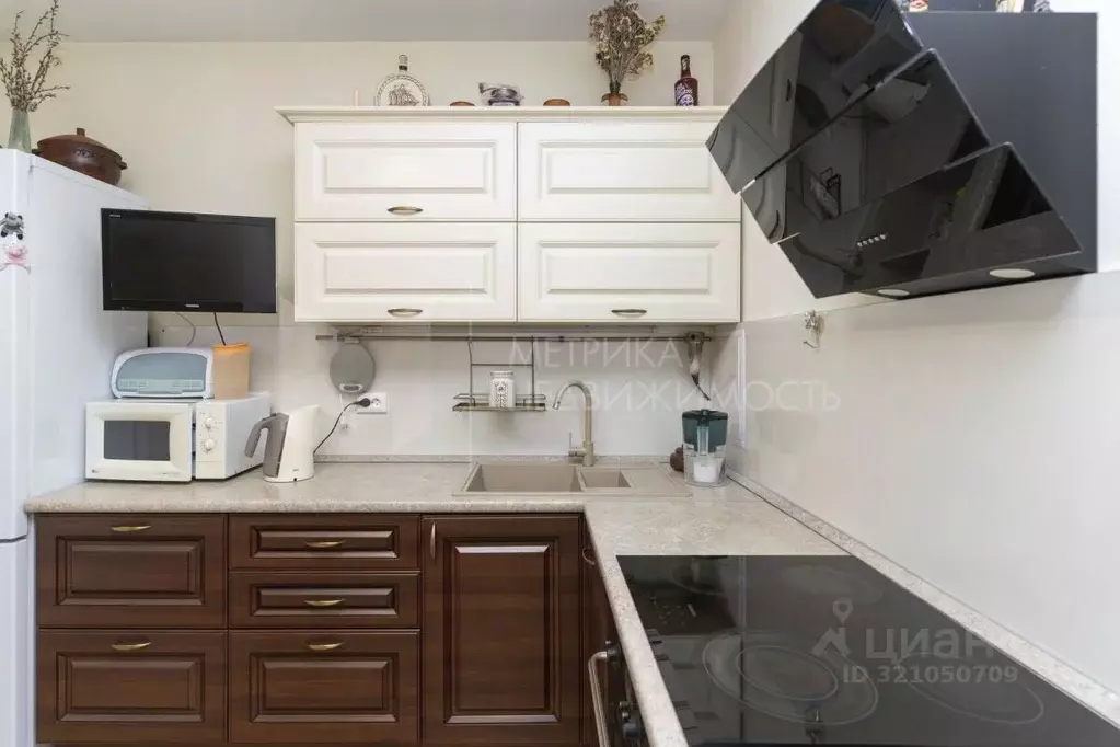 2-к кв. Тюменская область, Тюмень ул. Николая Зелинского, 19 (61.2 м) - Фото 0