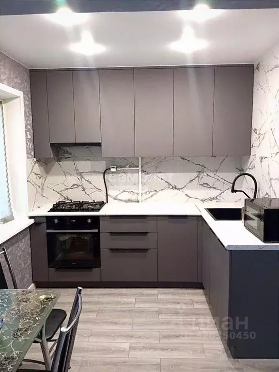 3-к кв. Омская область, Омск Городок Нефтяников мкр, ул. 22 Апреля, 6 ... - Фото 0