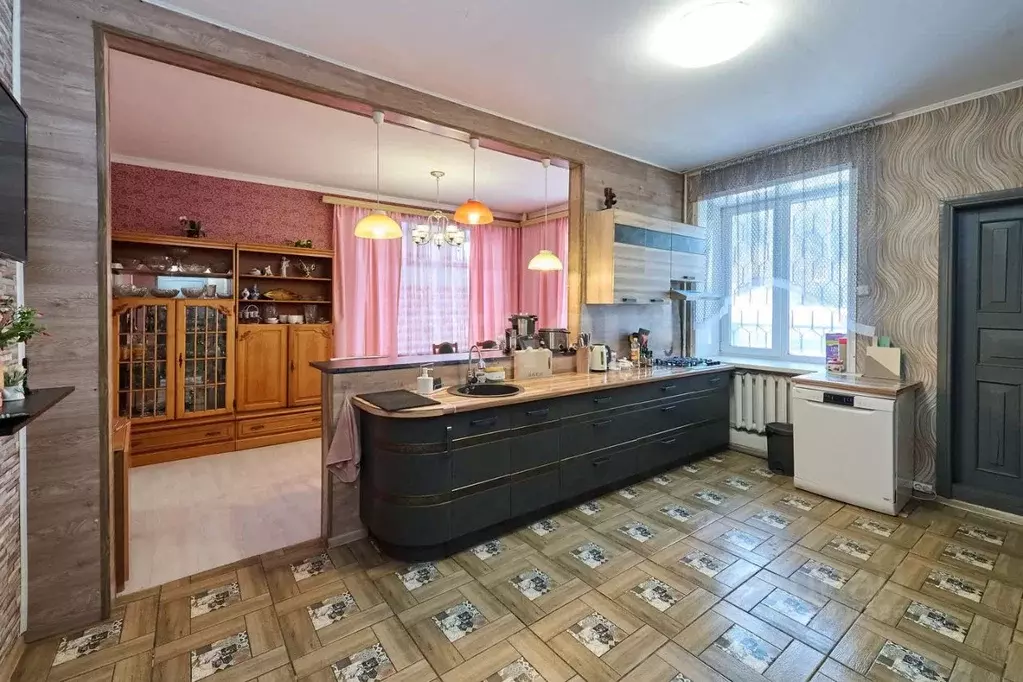 Дом в Кемеровская область, Кемерово 15-й мкр, 1-й кв-л,  (376 м) - Фото 1