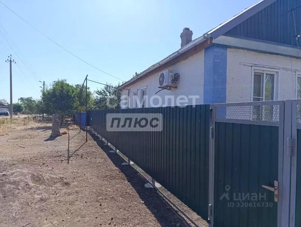 Дом в Калмыкия, Яшалтинский район, пос. Октябрьский ул. Комсомольская, ... - Фото 1