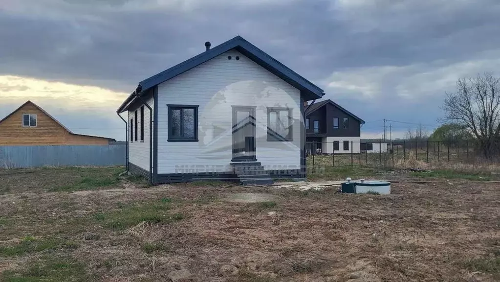 Дом в Новгородская область, Новгородский район, Савинское с/пос, д. ... - Фото 1