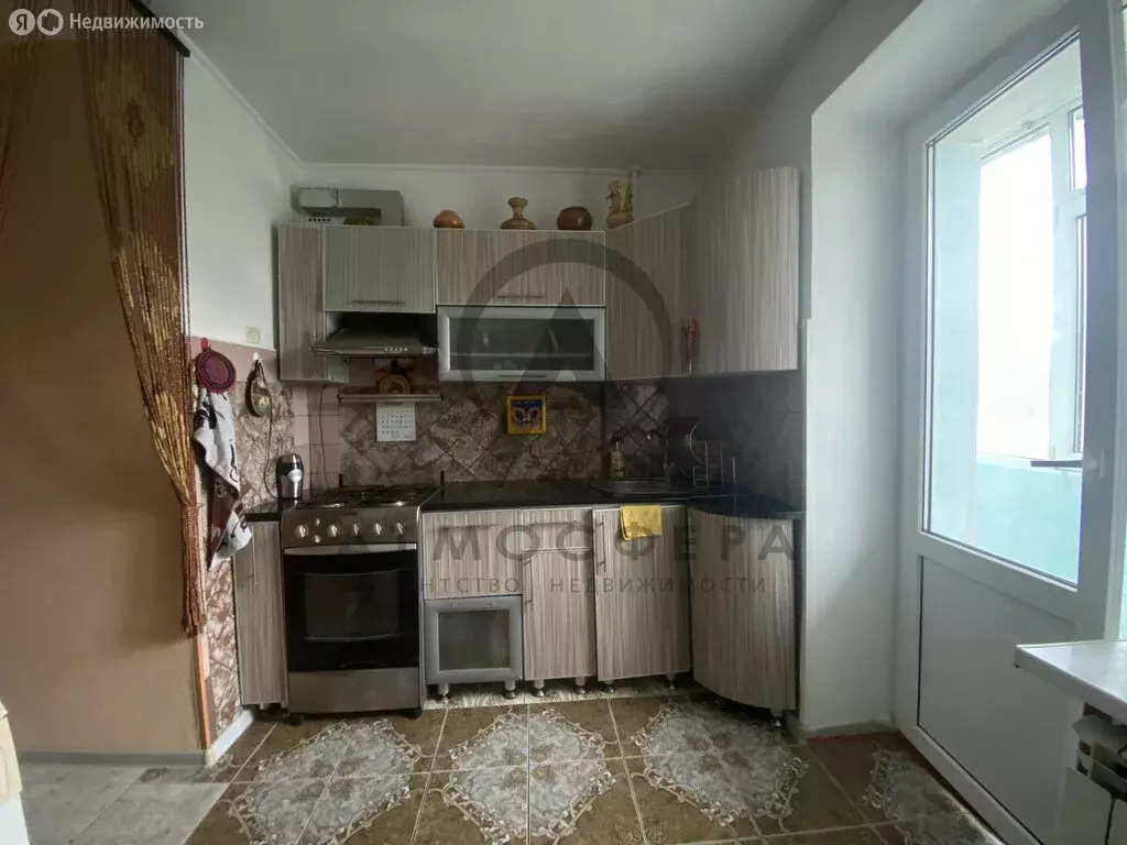 2-комнатная квартира: Апшеронск, улица Комарова, 103 (50 м) - Фото 2