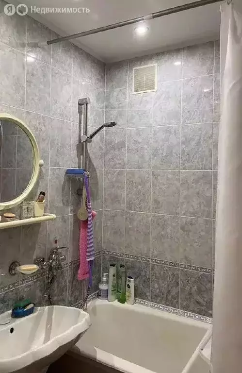 2-комнатная квартира: Тобольск, улица Семёна Ремезова, 54 (50 м) - Фото 0