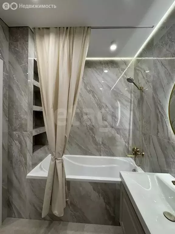 1-комнатная квартира: Тюмень, улица Тимофея Чаркова, 93 (53 м) - Фото 1