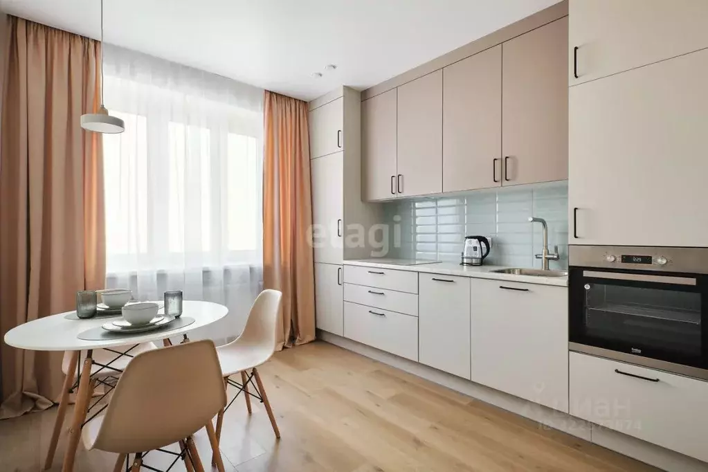 2-к кв. Тюменская область, Тюмень ул. Республики, 204к7 (64.0 м) - Фото 1