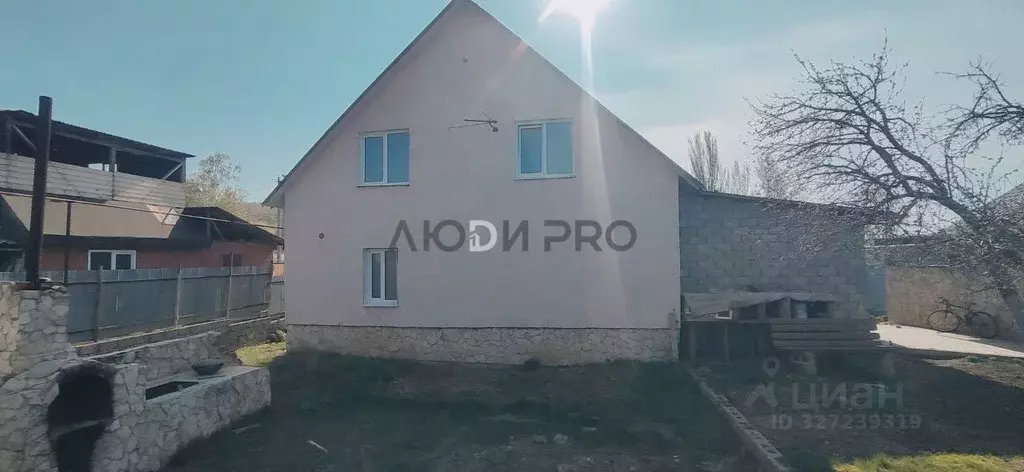 Дом в Саратовская область, д. Долгий Буерак ул. Центральная, 9 (140 м) - Фото 1