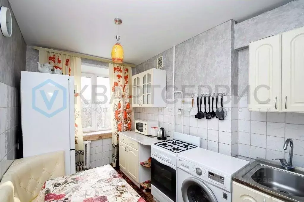 3-к кв. Омская область, Омск Заозерная ул., 13 (61.6 м) - Фото 0
