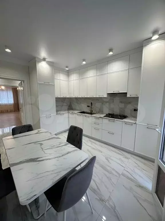 3-к. квартира, 95 м, 2/4 эт. - Фото 0