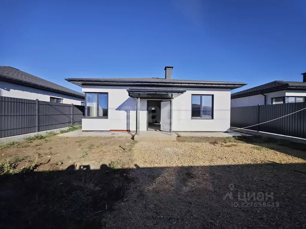 Дом в Крым, Сакский район, Ореховское с/пос, с. Михайловка пер. ... - Фото 1