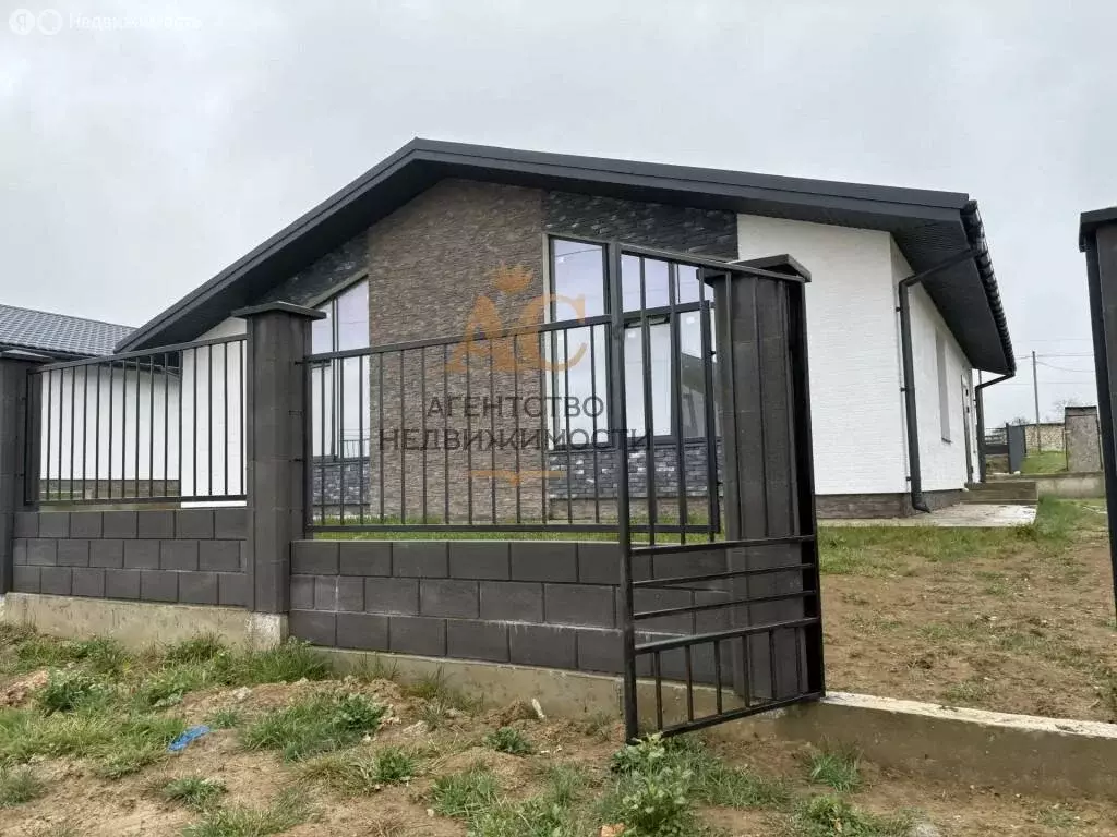 Дом в Феодосия, улица Мира (100 м) - Фото 1