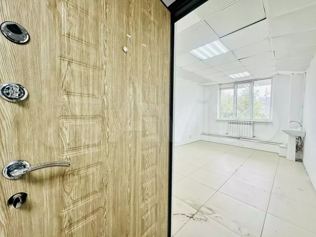 Офис 16м2 с окном и водой во 2 блоке - Фото 0