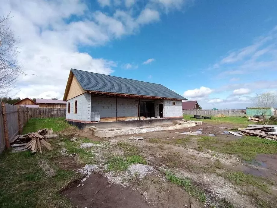 Дом в Пермский край, Соликамский муниципальный округ, пос. Черное ул. ... - Фото 1