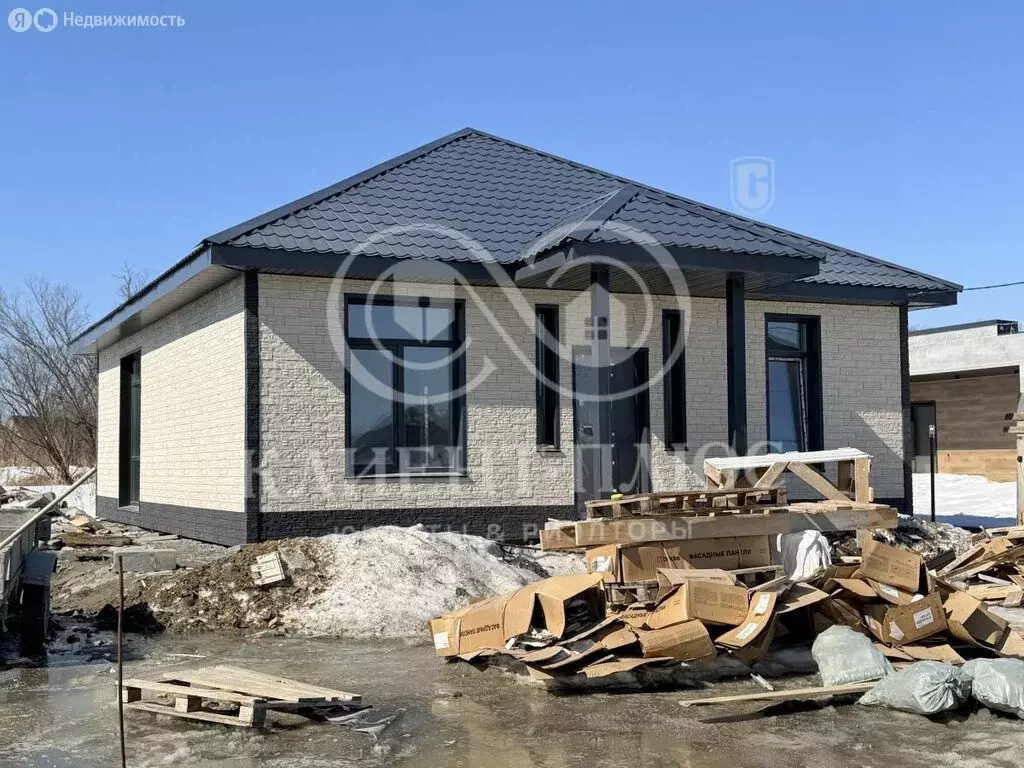 Дом в село Новотроицкое, Осенняя улица, 6 (100 м) - Фото 1