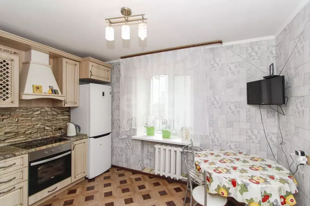 3-к кв. Тюменская область, Тюмень Мельзаводская ул., 8 (81.2 м) - Фото 1