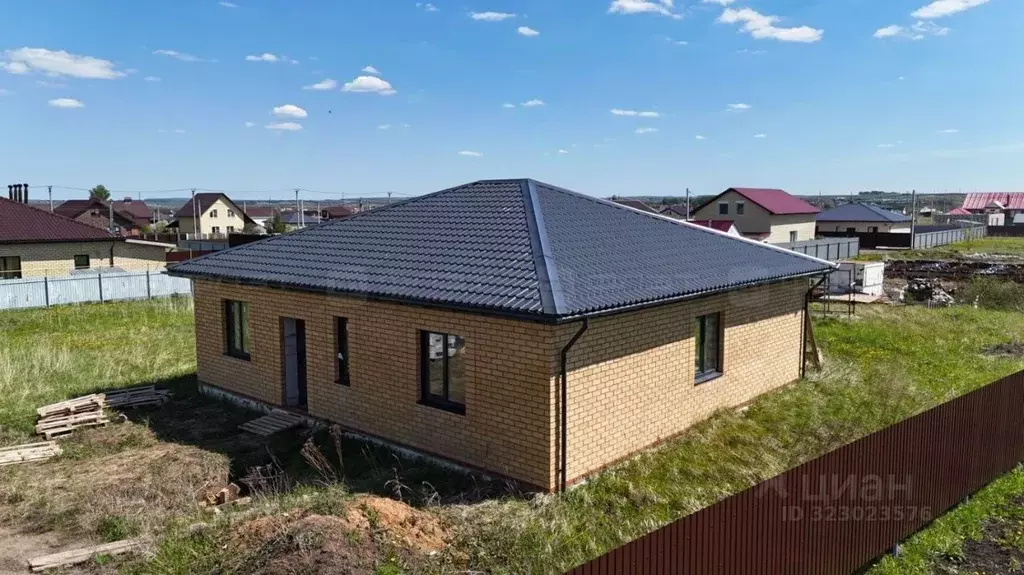 Дом в Татарстан, Тукаевский район, д. Азьмушкино, Подсолнухи мкр ул. ... - Фото 1