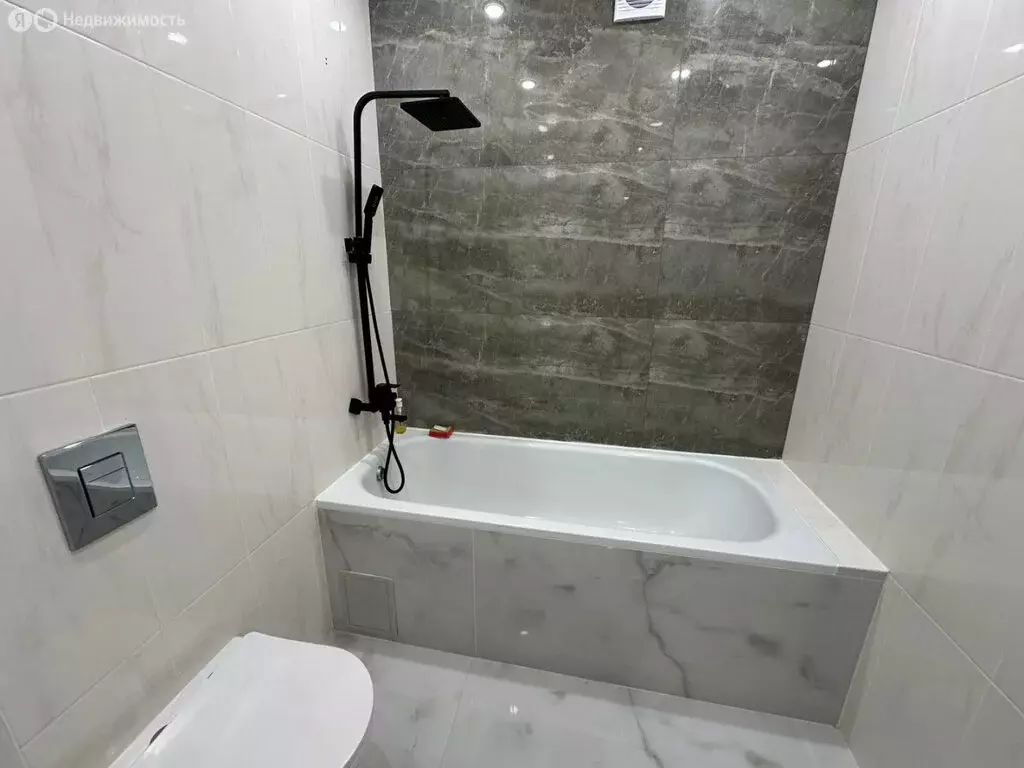 3-комнатная квартира: Владикавказ, улица Билара Кабалоева, 1 (90 м) - Фото 1