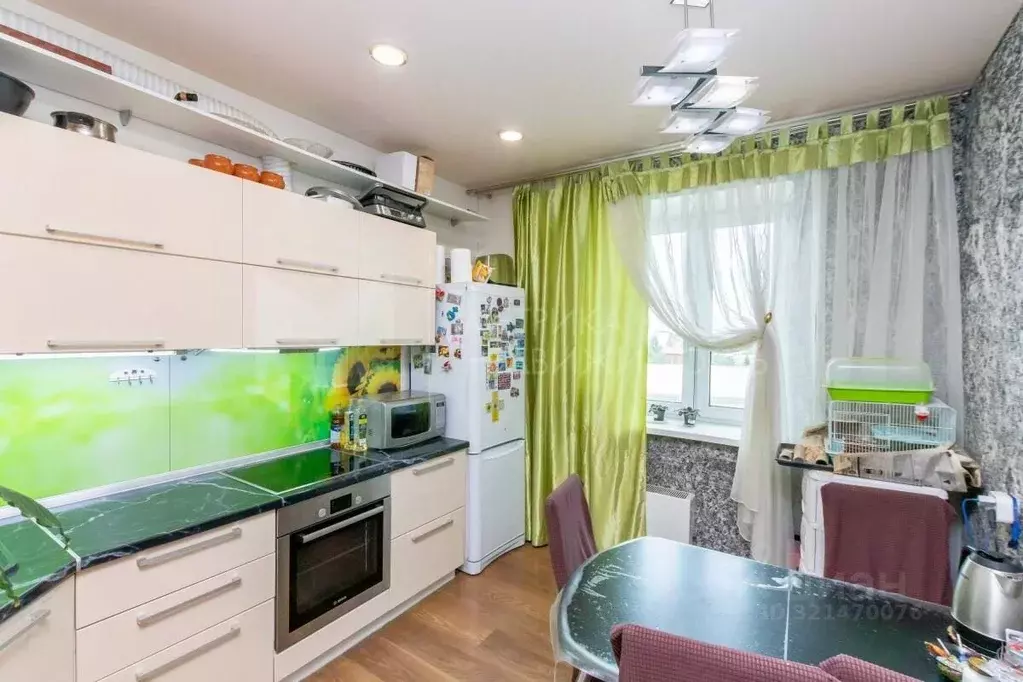 2-к кв. Тюменская область, Тюмень ул. Западносибирская, 12к1 (67.0 м) - Фото 0