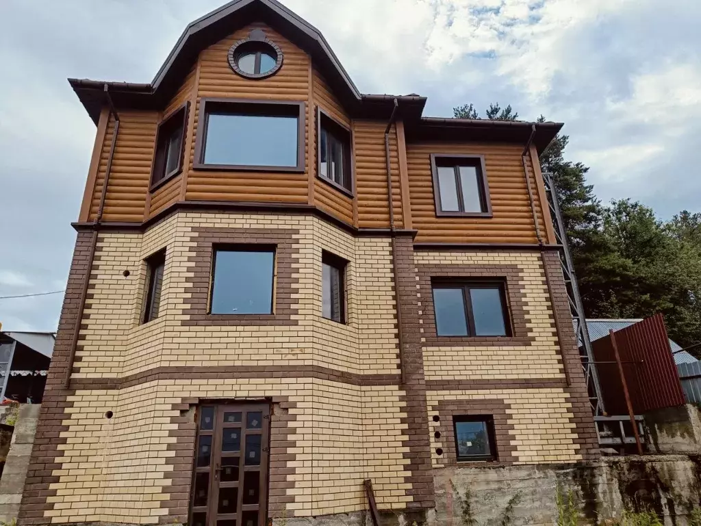 Коттедж в Челябинская область, Трехгорный ул. Космонавтов, 30 (300 м) - Фото 1