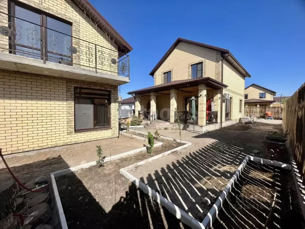 Дом в Астраханская область, Астрахань ул. 9-я Литейная, 64 (200 м) - Фото 1