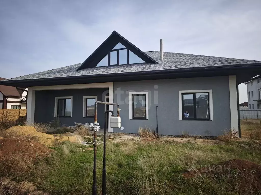 Дом в Крым, Сакский район, Ореховское с/пос, с. Михайловка ул. ... - Фото 1