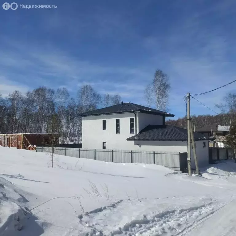 Дом в посёлок Молодёжный, Школьная улица, 22 (250 м) - Фото 1