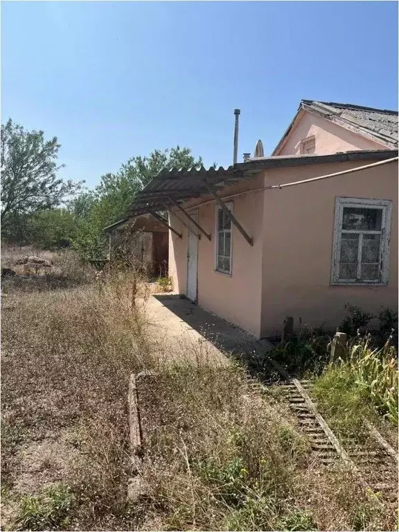 Дом в Крым, Черноморский район, Медведевское с/пос, с. Медведево ул. ... - Фото 1