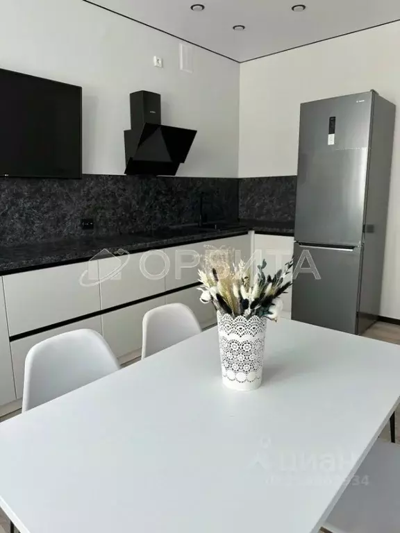 2-к кв. Тюменская область, Тюмень ул. Республики, 204к7 (67.0 м) - Фото 0
