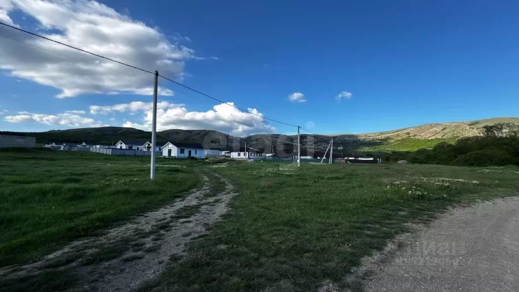 Участок в Крым, Симферопольский район, Добровское с/пос, с. ... - Фото 1