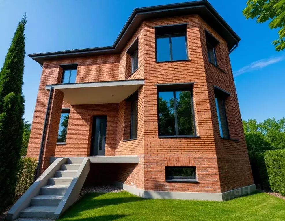 Дом в Астраханская область, Астрахань ул. Курмангазы, 22 (356 м) - Фото 1