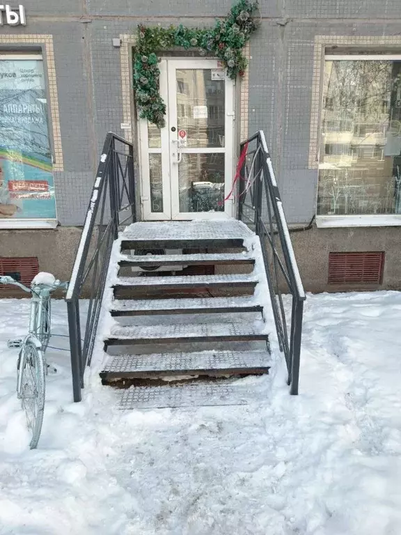 Торговая площадь в Санкт-Петербург ул. Есенина, 11К1 (28 м) - Фото 1