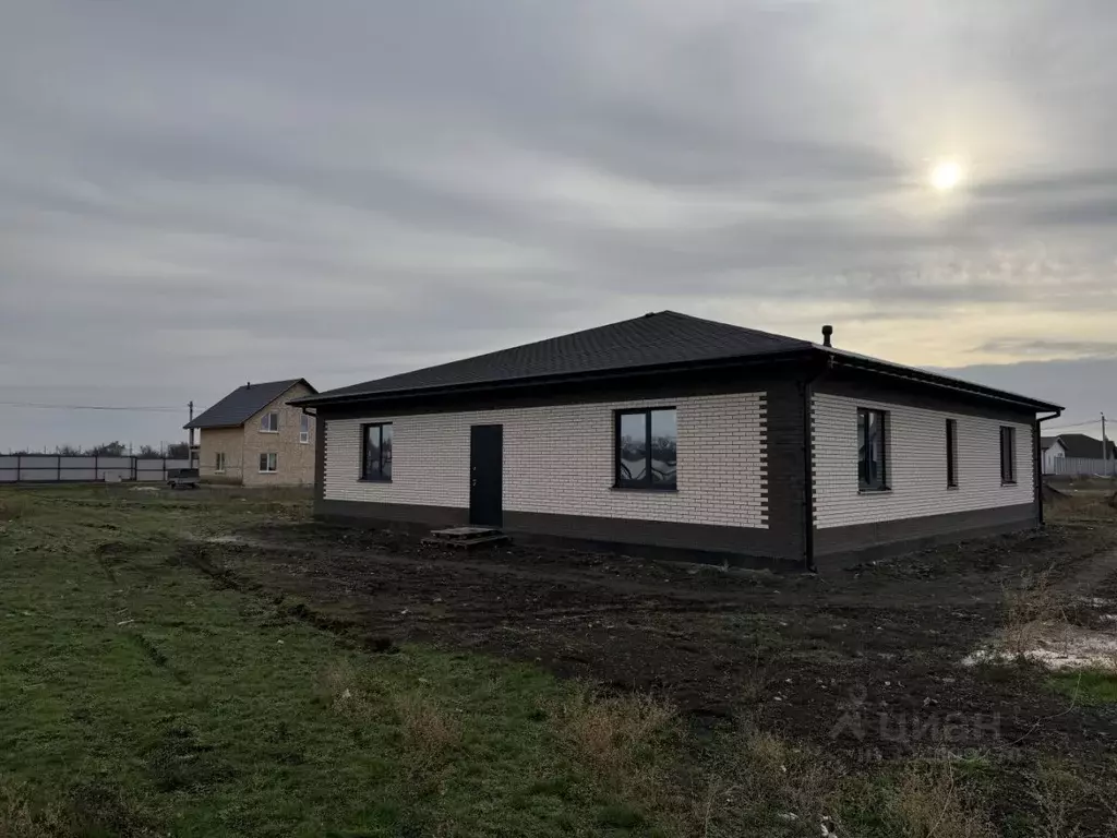 Дом в Волгоградская область, Среднеахтубинский район, Фрунзенское ... - Фото 1