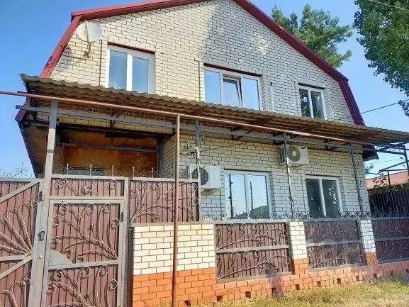 Дом в Саратовская область, Аткарск ул. Коммунистическая, 119 (326 м) - Фото 0