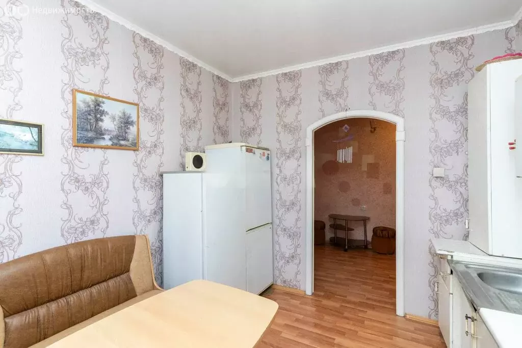 2-комнатная квартира: Тюмень, улица Монтажников, 8 (57.2 м) - Фото 1