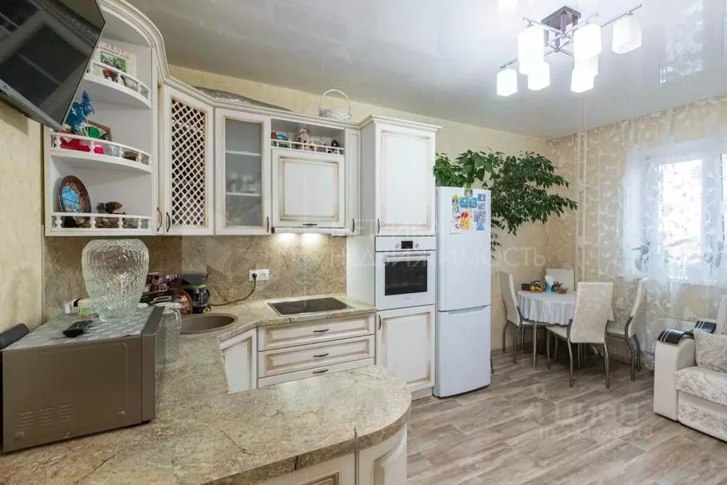 2-к кв. Тюменская область, Тюмень ул. Верхнетарманская, 1 (54.9 м) - Фото 1