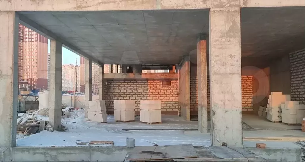 Продаю фасадное помещения для сетевика в большом новом ЖК - Фото 1