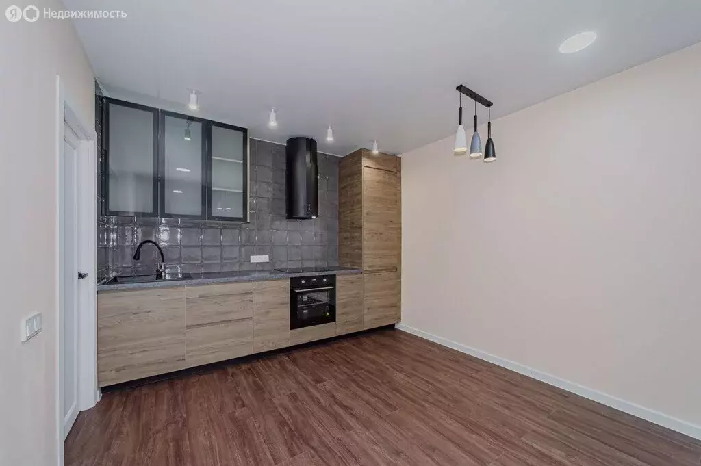 2-комнатная квартира: Екатеринбург, улица Мельникова, 20 (68 м) - Фото 1