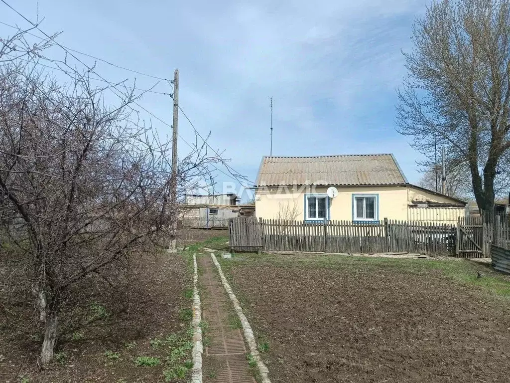 Дом в Саратовская область, Краснопартизанский район, с. Рукополь ... - Фото 1