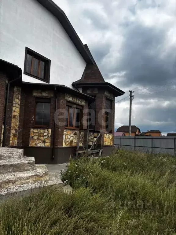 Дом в Курская область, Курский район, Лебяженский сельсовет, с. ... - Фото 0