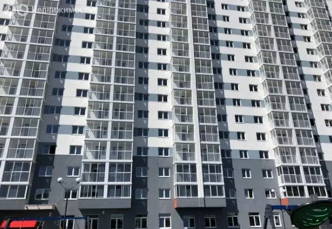 3-комнатная квартира: Тюмень, улица Бакинских Комиссаров, 1 (75.9 м) - Фото 0