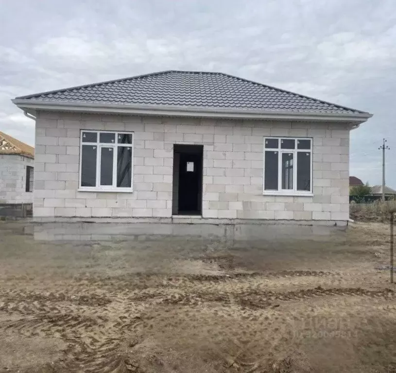 Дом в Астраханская область, Приволжский район, с. Карагали Зеленая ул. ... - Фото 1