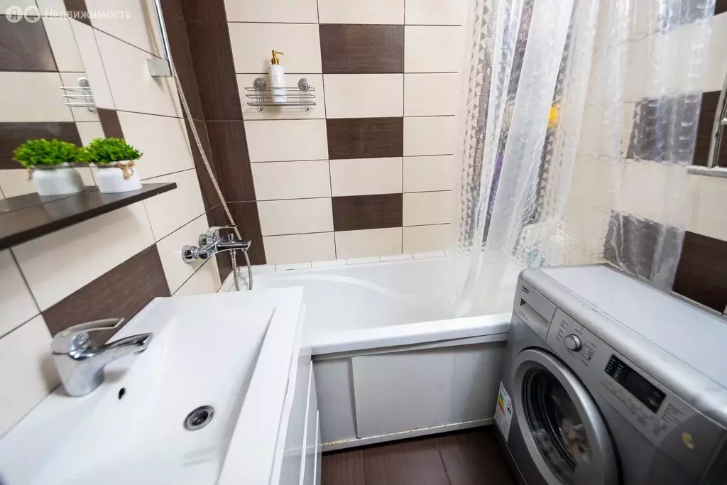 3-комнатная квартира: Красноярск, улица Чернышевского, 106 (66.6 м) - Фото 1