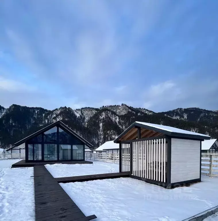 Дом в Алтай, Чемальский район, Узнезинское с/пос, Вилладж Парк Катунь ... - Фото 1