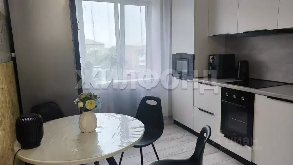 3-к кв. Хакасия, Абакан Пирятинская ул., 17А (63.1 м) - Фото 0