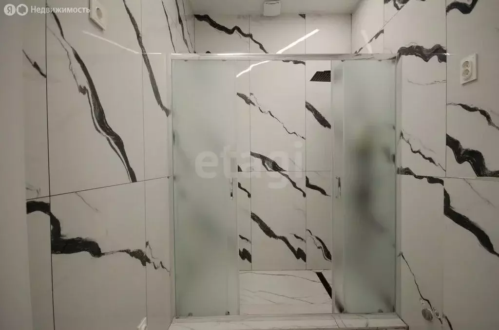 Дом в Ялуторовск, улица Свердлова, 26 (100 м) - Фото 1