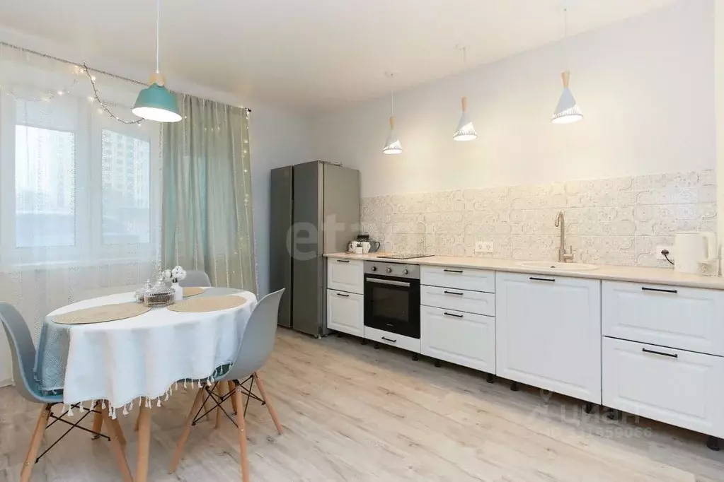 2-к кв. Тюменская область, Тюмень ул. Мельникайте, 30к2 (85.7 м) - Фото 0